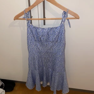 Blommig blå klänning  - Från shein, storlek xs/34, bra skicka