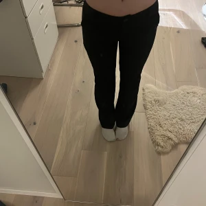 Kostymbyxor - Superfina kostymbyxor som är använda fåtal gånger. Byxorna är u mycket gott skick! Kostymbyxorna är i storlek XS men passar även S.