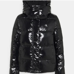 Calvin Klein jacka - Jättesnygg glansig Calvin Klein jacka som inte kommer till användning