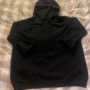 Merinoull hoodie - Säljer en riktgt snygg svart hoodie som är väldigt skön. Skicket är väldigt bra för hår inga defekter. Skriv till mig vid frågor eller fouderingar