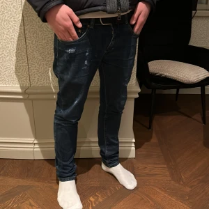  jeans med slitningar - Säljer dessa Snygga blå jeans med slitningar. Personen på bilden är ca 180 och väger 70kg. Tveka inte på att kontakta mig vid minsta fundering🙌