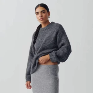 Stickad tröja  - Grå stickad tröja från ginatricot. Den är lite noppig men annars i bra skick. Köpt för 399 och är slutsåld på hemsidan.💗