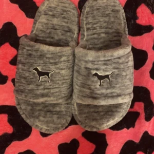 Grå tofflor från Victoria's Secret PINK - Mysiga grå tofflor från Victoria's Secret PINK storlek 36-37