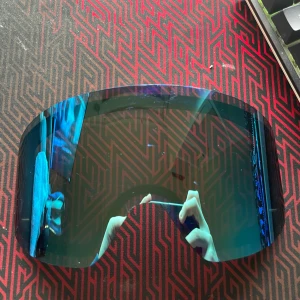 Blå skidglasögon med spegelglas + ett annat glass - Snygga blå skidglasögon med spegelglas som ger ett coolt utseende och skyddar mot starkt solljus. Perfekta för vinterns äventyr i backen. De har en bred passform och justerbart band för bästa komfort. Och ett glass som andvänds när det inte är sol och bara ska skydda mot vind och snö