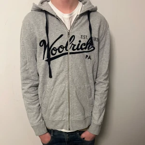 Woolrich hoodie  - Snygg woolrich hoodie | Stotleken är L | Inga synliga defekter | Hör av er vid minsta fråga eller fundering.