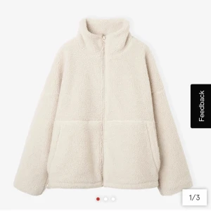 Carin Wester teddy jacka - Mysig beige teddyjacka med dragkedja och hög krage. Perfekt för kyliga dagar med sin fluffiga och varma design. Jackan har långa ärmar och två stora fickor framtill. Mycket bra skick, andvänd fåtal gånger. 