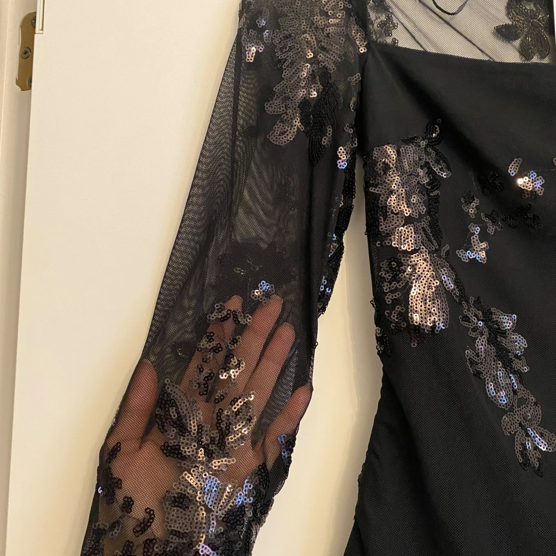 Ny med prislapp topp med paljetter från gina tricot  - 1