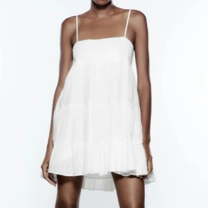 Vit sommarklänning från Zara  - En vit sommarklänning från Zara som inte säljs längre. Säljer då den inte passar mig längre, i storlek XS. Ens axelbandet har gått av och är fastknutet men går att fixa snyggare. Köptes för 500kr, övrigt i bra skick. 