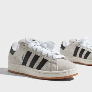 Adidas Campus💕 - Säljer mina favvo campus i färgen crystal white core black💓💓använda ett fåtal gånger, strl 38 Köpta på Nelly för 1300💕