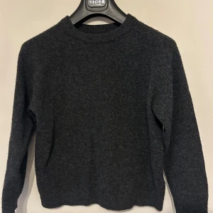 Stickad Zara tröja - Från Zara, hyfsat liten i modellen. Håller värmen bra och är skön nu under vintermånaderna. Deffenetivt en vinter tröja som gå att använda under kallare sommardagar. Storlek 164 motsvarar 13-14 åringar. 