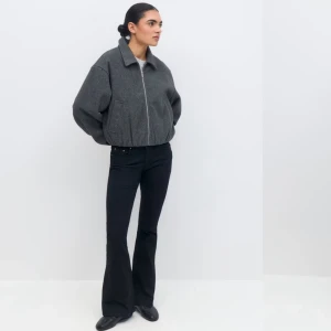 Svarta bootcut jeans - Svarta bootcut jeans från Ginatricot. De är sprättade längst nere. 