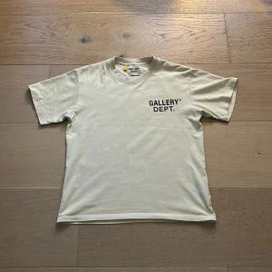 t-shirt Gallery Dept. - Säljer en oanvänd t-shirt från Gallery Dept. med tryck fram och bak. perfekt för en avslappnad stil. Kan sjunka lite i pris för en snabb affär