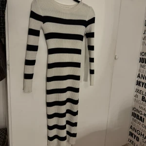 Randig ribbad klänning - Långärmad klänning med svart och vit randigt mönster. Super snygg och kan has till både vardag & festligheter 