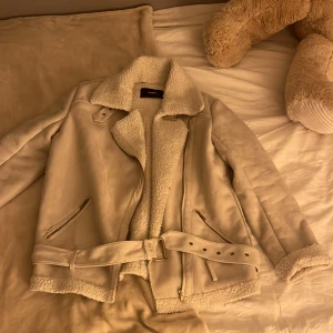 Beige jacka med foder från Bikbok - Säljer en snygg beige vår jacka från bikbok i storlek M