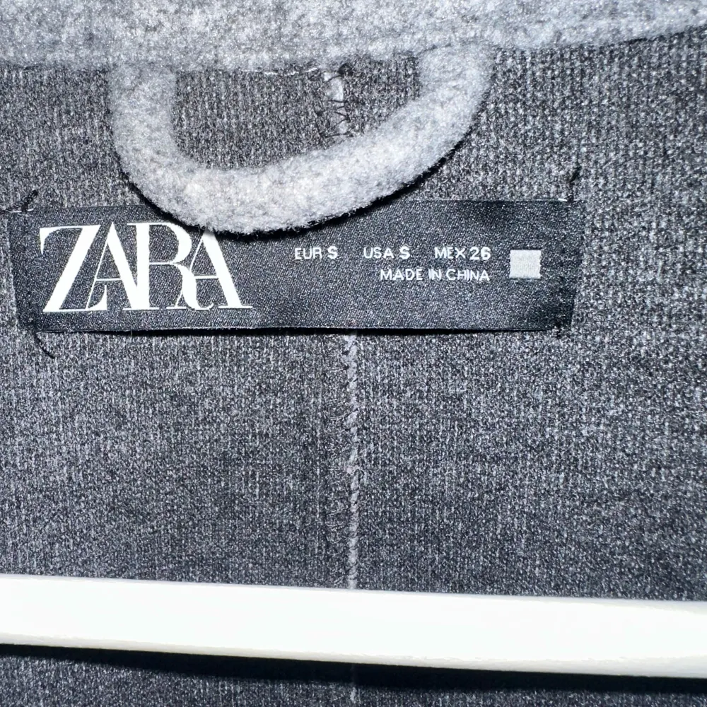 Skjortjacka strl S Zara mycket lite använd. Mycket bra skick. Takit.