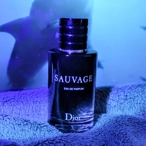 Sauvage Eau de Parfum från Dior - OBS inge kvitto eller paket 🥲 Gillar att fota därav artsy bild 😎 Sauvage Eau de Parfum från Dior. 100ml