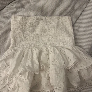 Vit volangkjol - Jätte fin Gina kjol i storlek S. Knappt använd 