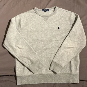 Grå sweatshirt från Ralph Lauren - Grå sweatshirt från Ralph Lauren. Passar ca XS. Bra skick, inga synliga defekter.