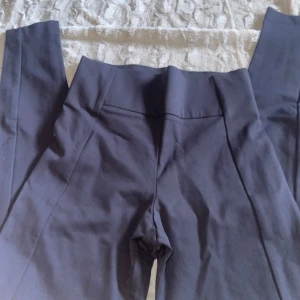 Svarta leggings från H&M - Snygga svarta leggings från H&M i en bekväm och stretchig passform. Perfekta för en avslappnad stil eller som basplagg i garderoben. De har en hög midja som ger extra komfort och stöd.