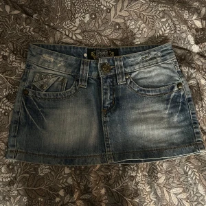 Victoria Beckham jeanskjol - Intressekoll‼️på den här jeans kjolen från Victoria Beckham. Midjemått tvärs över är 36,5cm❤️ hör av er vid frågor