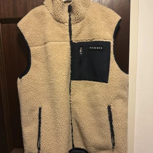 Beige fleeceväst från OCNWKS - Säljer denna feta västen perfekt till våren den passa dig som är mellan 180-190 typ bara att skriva vid funderingar. Priset är ej hugget i sten