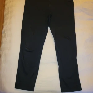 Marinblå byxor - Snygga marinblå chinos/byxor perfekta för en avslappnad stil. De har en tight passform och är tillverkade i ett mjukt och stretchigt material för extra komfort.