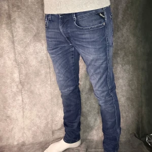 Replay anbass slim jeans - Mycket bra skick, modell anbass, size 31/34 passar mig bra 180 63 kg. Prioritet till bulk och billigare pris per plagg, frakt samma dag eller dagen efter köp.