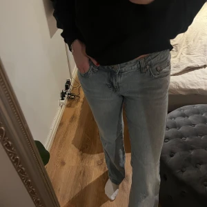 Ljusblå bootcut jeans från Gina Tricot  - Snygga ljusblå bootcut jeans💕💕trendiga jeans med snygga fickor bak!!❣️Använt fåtal gånger! Sitter skönt och har en bra längd, referens jag är 175cm lång🥰