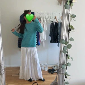 Turkos stickad tröja - Säljer en mysig turkos stickad tröja med långa ärmar. Perfekt för kyligare dagar  och ger en härlig färgklick till din garderob. Passar bra till både jeans och kjol.