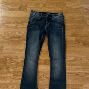 Vintage jeans med låg midja - Snygga blå jeans med låg midja.