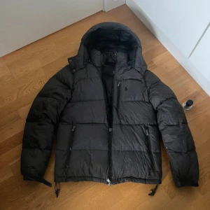 Polo ralph lauren jacka - Säljer nu denna ralph lauren jacka som har små slitningar och några hål som är fixade. Ens dragkedjan är av men går att använda ändå. Jackan fäller lite eftersom det finns små slitningar på jackan
