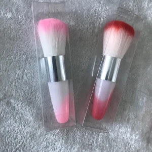 2st Färgglada Mjuk sminkborstar  - Säljer ett set med två sminkborstar i härliga färger. Borstarna har mjuka syntetiska strån med färgade toppar i rosa, rött och lila. Handtagen är i matchande färger och har en stilren design med silverdetaljer.   Helt ny . 65kr/2st 