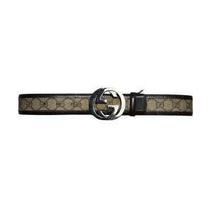 Gucci Monogram Belt - Snyggt bälte från Gucci med ett klassiskt mönster i beige och brunt. Bältet har ett iögonfallande silverfärgat spänne med märkets logotyp. Perfekt för att ge din outfit en lyxig touch.