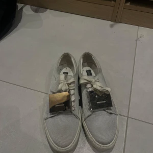 Vita sneakers från Acne Studios - Säljer ett par sneakers från Acne Studios. Kommer inte till användning längre skorna har tecken på användning på baksidan men framsidan är som ny nästan. Storlek 39