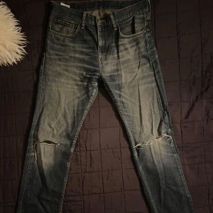Levis 508 jeans - Säljer dessa feta jeans med två coola hål på båda sidorna. Säljer dem eftersom de är för stora för mig i midjan. De har inga defekter. Storleken är 32/32. Modell 508.
