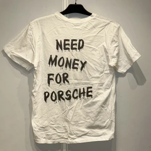 ”Need Money For Porsche” Tshirt - Säljer en ”Need Money For Porsche” Tshirt som är i gott skick 8/10✅Såklart så strycks tröjan innan frakt✅Hör av er vid frågor och funderingar✅Priset kan såklart diskuteras vid snabb affär🤝🤩