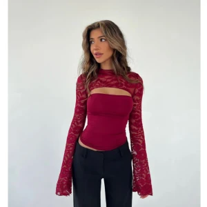 Venderbys topp röd  - Säljer denna super fina Venderbys toppen i storlek S/M då den inte kommer till användning. Använt 1 gång så den är i princip i ny skick:) 