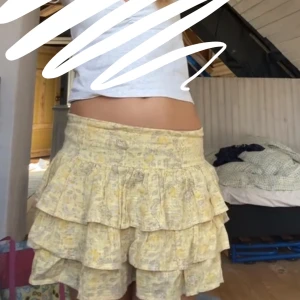 Gul volangkjol med blommior - Jättefin gul volangkjol! Köpt på Plick, står att märket är Str och storlek S! Perfekt till sommaren! Går att vika ner i midjan om man vill att den ska bli lägre! Pris går att diskutera, kom gärna med frågor! 💕köpt på plick! Den är inte från free people det gick inte att ändra varumärke i annonsen 