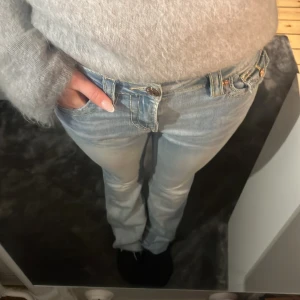 Ljusblå jeans från True Religion - Jätte snygga ljus blåa bootcut jeans från True Religion. Nästan helt oanvända då jag har två likadana. Hör av er om ni är intresserade💗