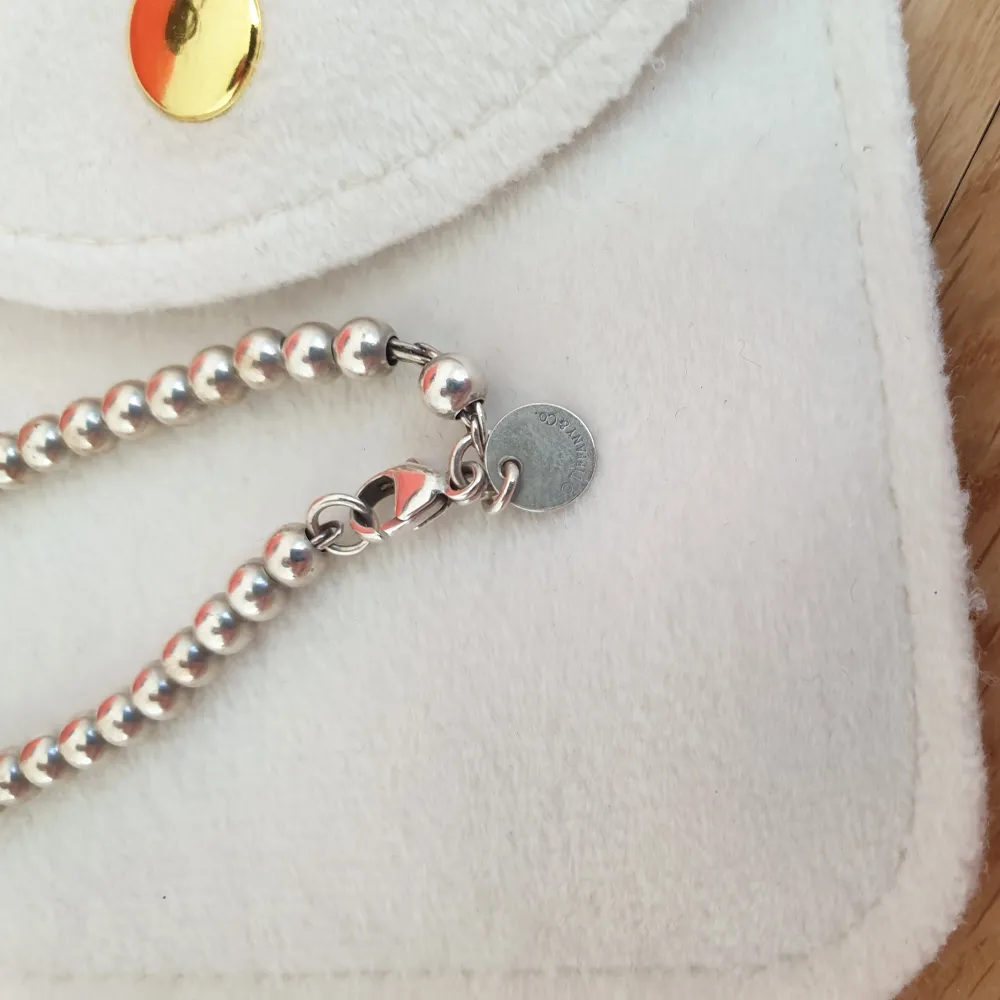Heart Tag Bead Bracelet in Silver with a Diamond, 4 mm Armband från Tiffany & Co, utan hjärta med diamant på. https://www.tiffany.com/jewelry/bracelets/return-to-tiffany-heart-tag-bead-bracelet-GRP12060/. Asusteet.