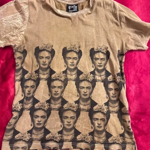  t-shirt  - T-shirt med Frida Kahlo, kostade 300kr i butik. 