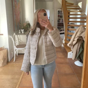 Beige hernoliknande jacka - Säljer en hernoliknande beige jacka från Gina tricot Young. I storlek 170 sitter som en s skulle jag säga. Mycket fint skick och endast använd fåtal gånger💕💕