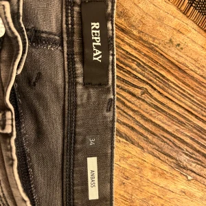 Grå Replay Anbass Jeans - Snygga grå jeans från Replay, modell Anbass. De har en klassisk femficksdesign och en modern passform. Perfekta för en stilren look. Hyperflex