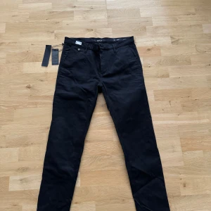 Svarta byxor från replay  - Snygga svarta byxor från replay med en stilren design. Byxorna har en normal passform och är tillverkade i ett bekvämt material. Perfekta för en stilren look. Dem har blivit bortglömda helt till och med pris lapp kvar 