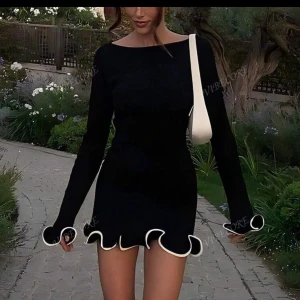 festlig klänning - Säljer denna festliga och väldigt eleganta klänning då jag tycker att den är lite för kort på mig. Aldrig andvänd