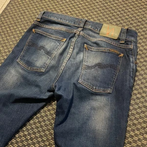 Nudie jeans - |Nypris 2-3 tusen| Vårat pris: 475kr| Säljer ett par feta nudie jeans i storlek W30 L30. De har en slim  passform och har inga defekter. De är både stilrena och sköna som också är väldigt viktigt👌Vid eventuella frågor kontakta gärna oss!🙌😁