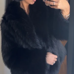 Svart pälsjacka - Säljer en elegant svart pälsjacka. Jackan har väldigt mjuk päls och är väldigt varm. Värd ca 550kr och kan gå ner i pris vid snabb affär❤️