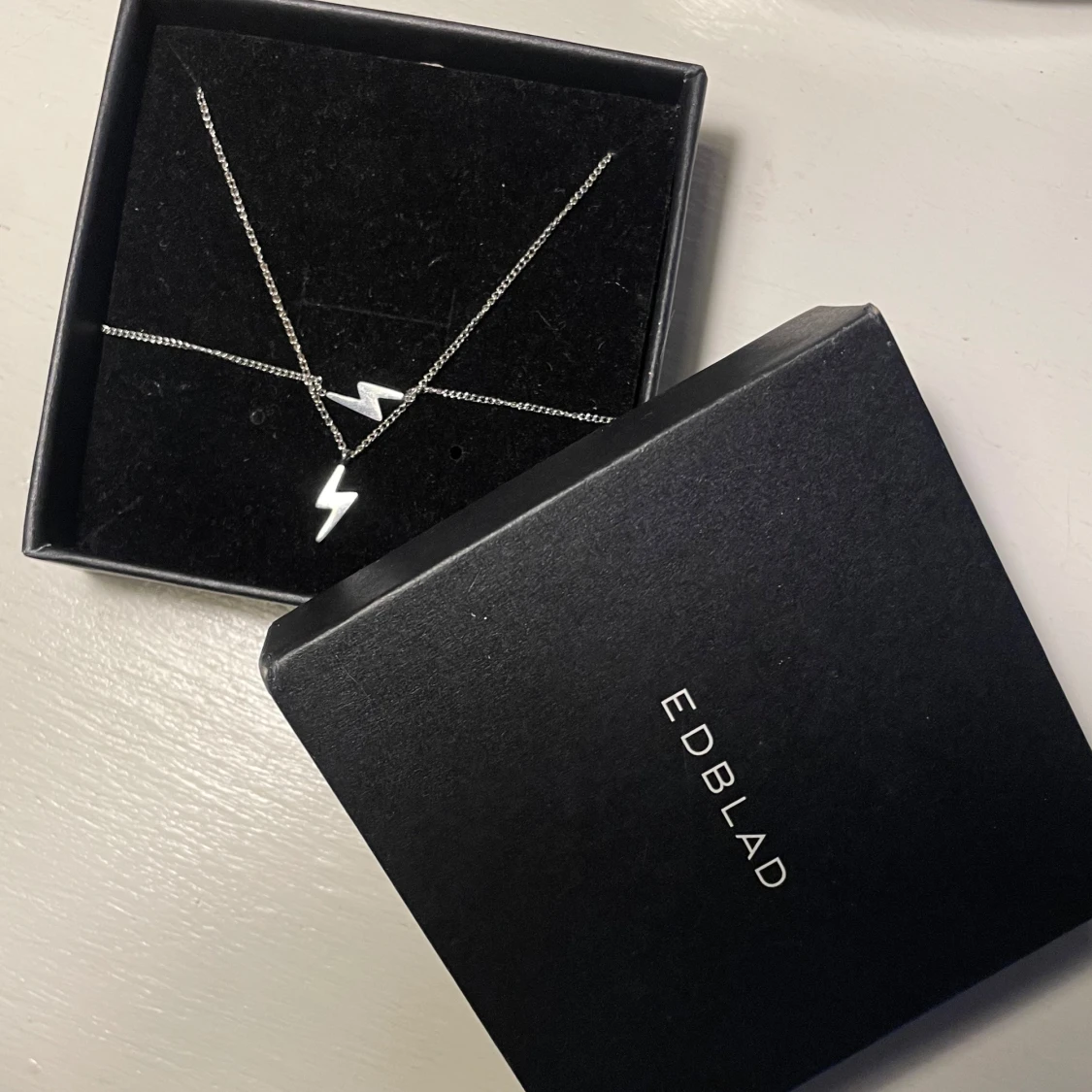 Silverhalsband med blixt från Edblad