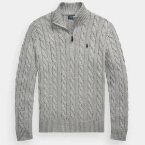 Kabelstickad Half Zip Ralph Lauren - Säljer en Grå kabelstickad tröja från Ralph lauren i bra skick som jag växt ur! Kom gärna med prisförslag