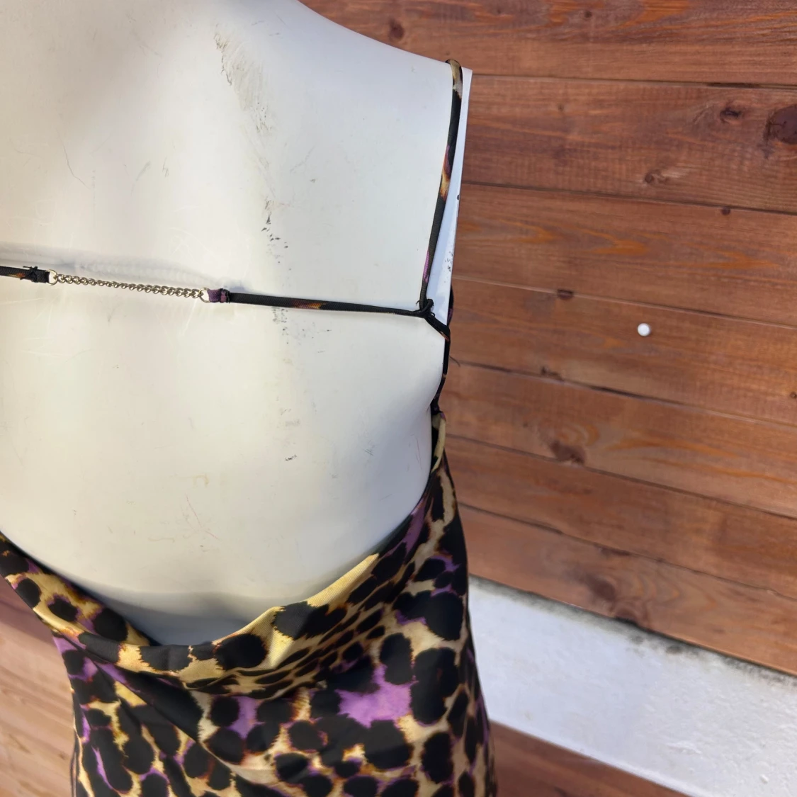 Leopardmönstrad klänning med tunna axelband - 3